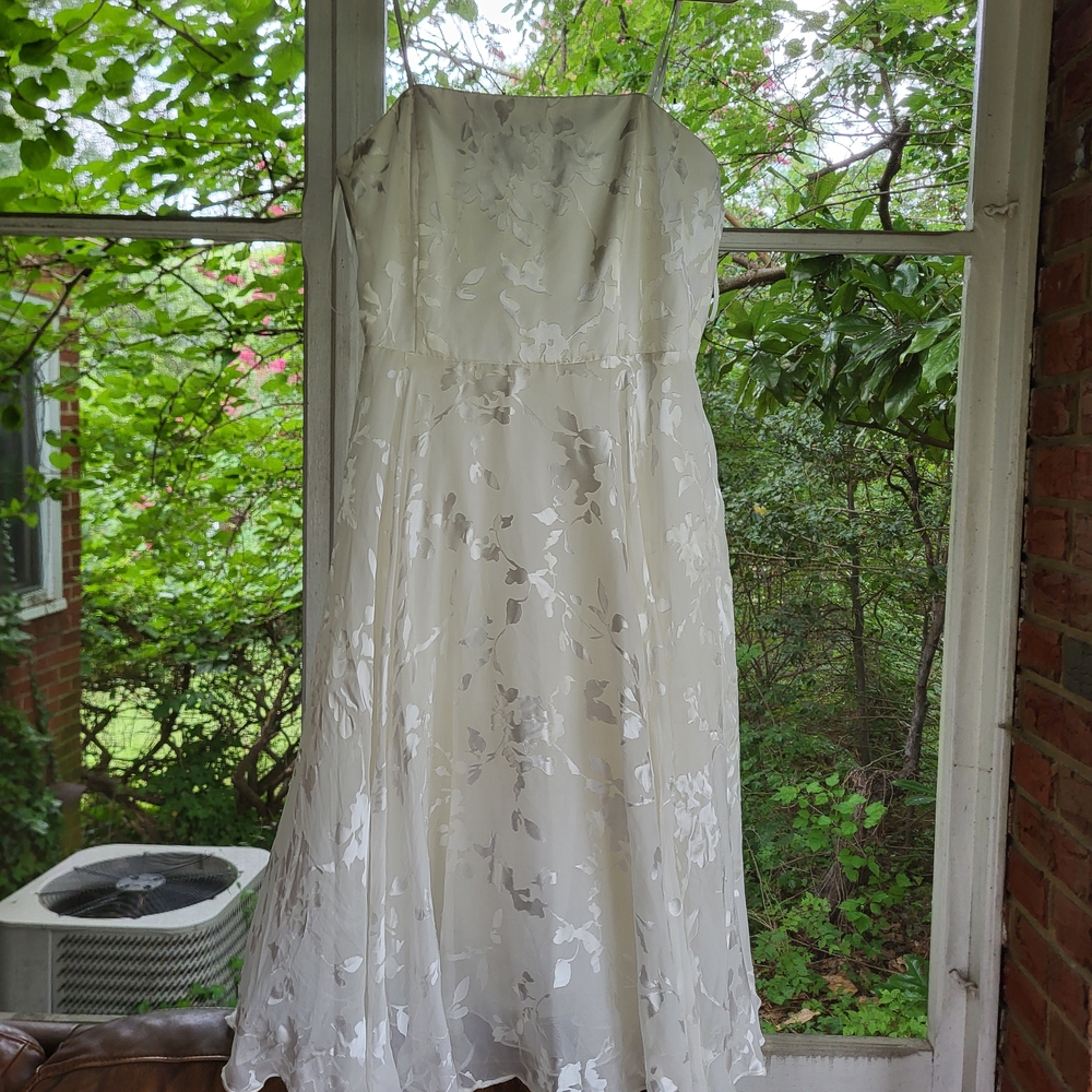 Elegant White Floral Strapless Dress - Picture 6 of 7